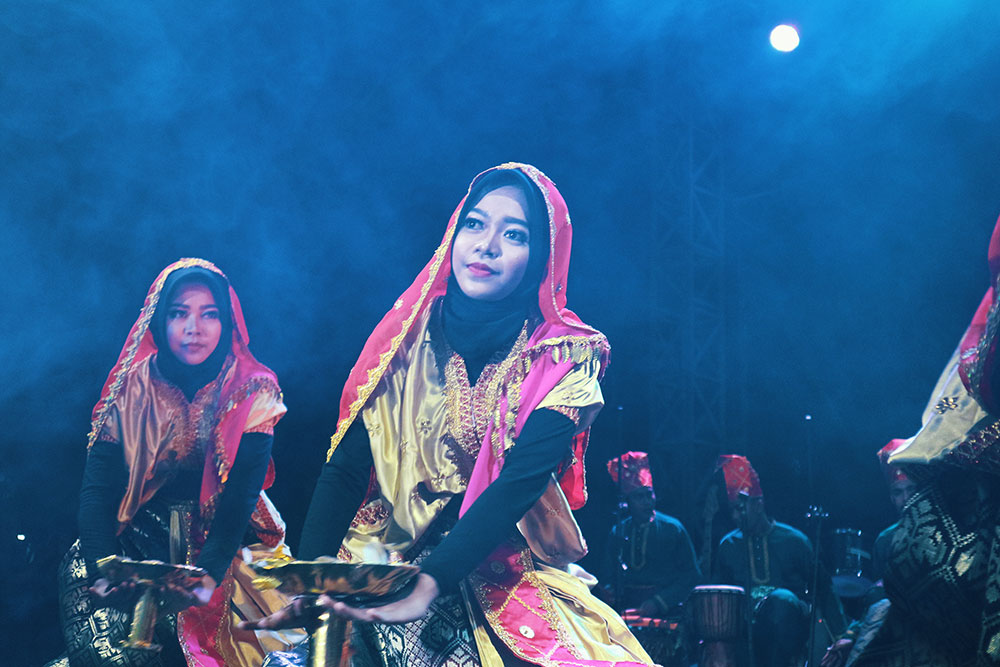 Performance of music and dance, women with traditional clothes