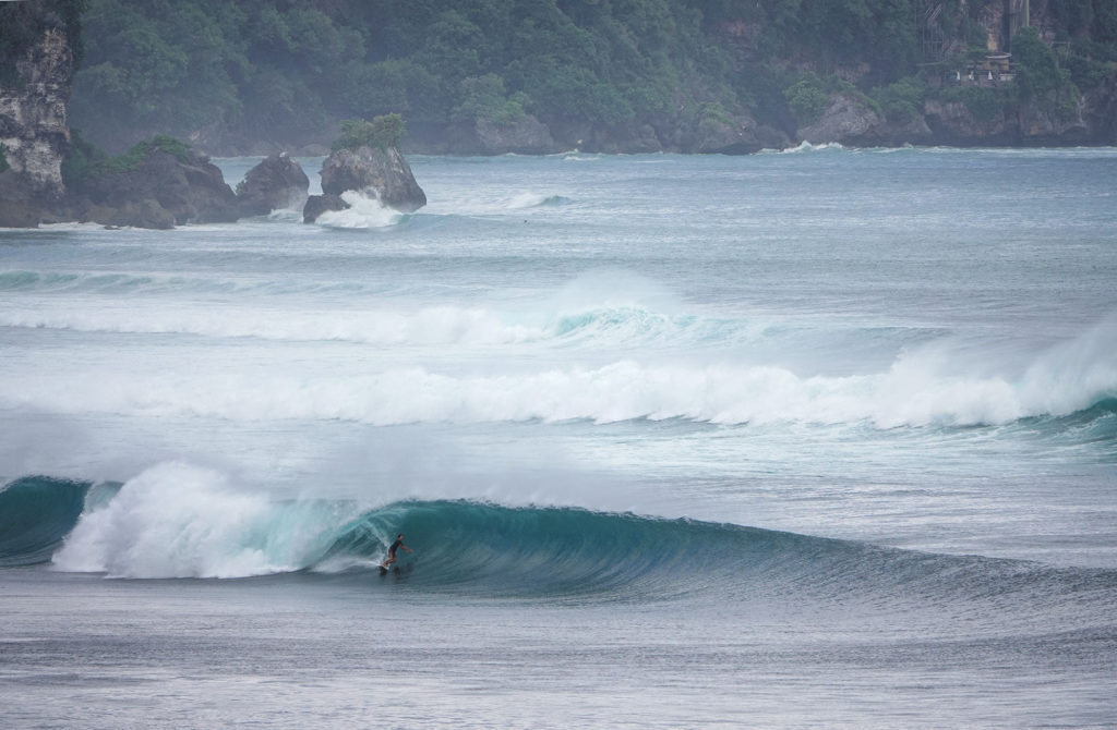 Beautiful-wave-on-Dreamland-Beach-Located-In-Uluwatu-Bali