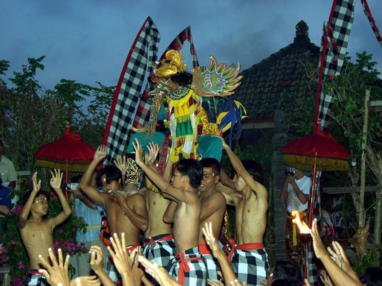 uluwatu kecak fire dance ramayanaperformance 17 768x576