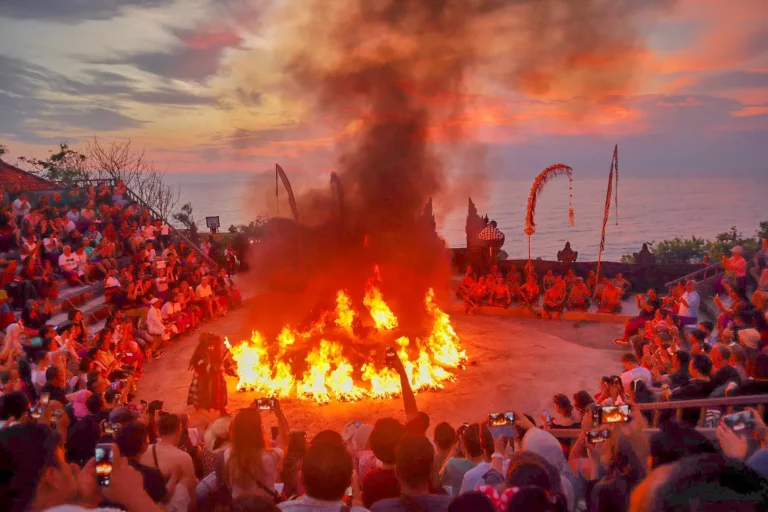 uluwatu temple kecak dance 768x512