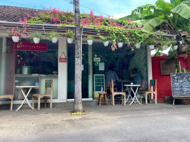 warung kecil storefront 768x576