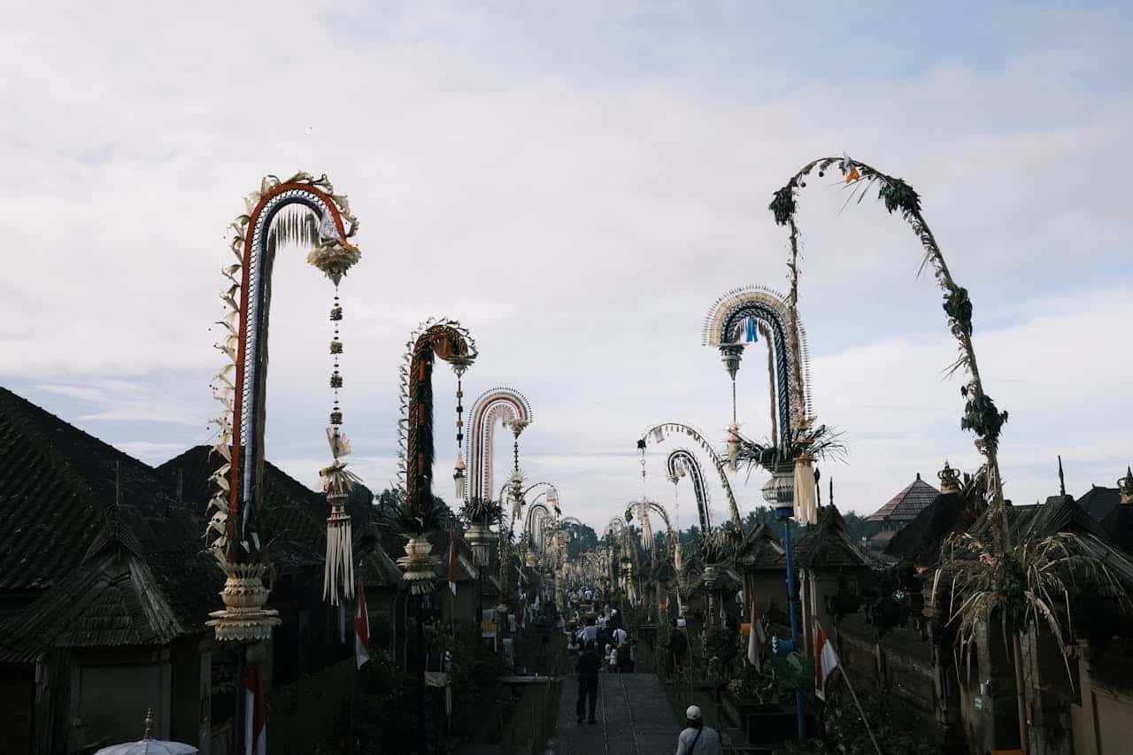 Tiang penjor bambu menghiasi jalan desa Bali selama perayaan Galungan
